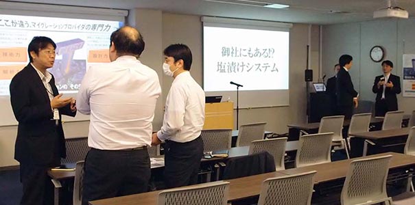 閉会後も熱心に質問するセミナー受講者の姿が見られた