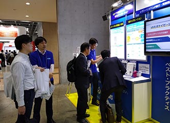 ブースで熱心にVBマイグレーションの説明を受ける来場者の様子