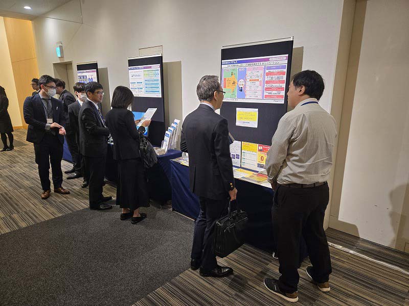 システムズはITリノベーションや新サービスの資料を用意し、多くの来場者に対応した