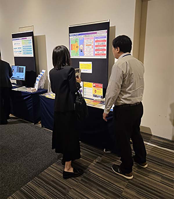 システムズはITリノベーションや新サービスの資料を用意し、多くの来場者に対応した