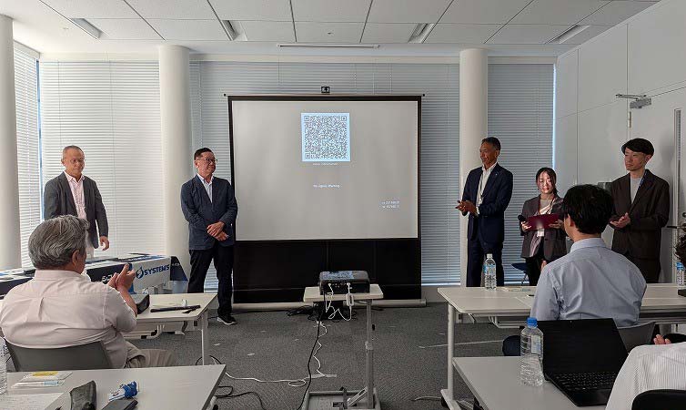 参加者の質問に対応する登壇者一同