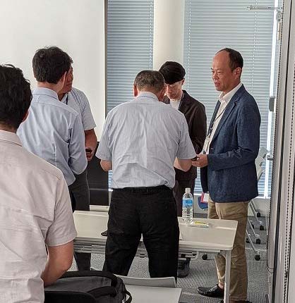 セミナー終了後には名刺交換も